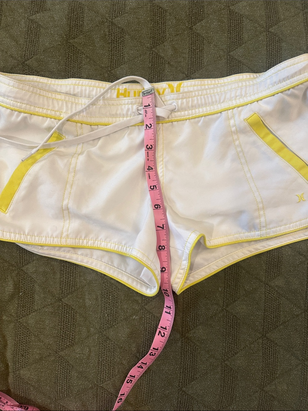 Hurley White & Yellow Women's Board Shorts size small - Picture 3 of 5